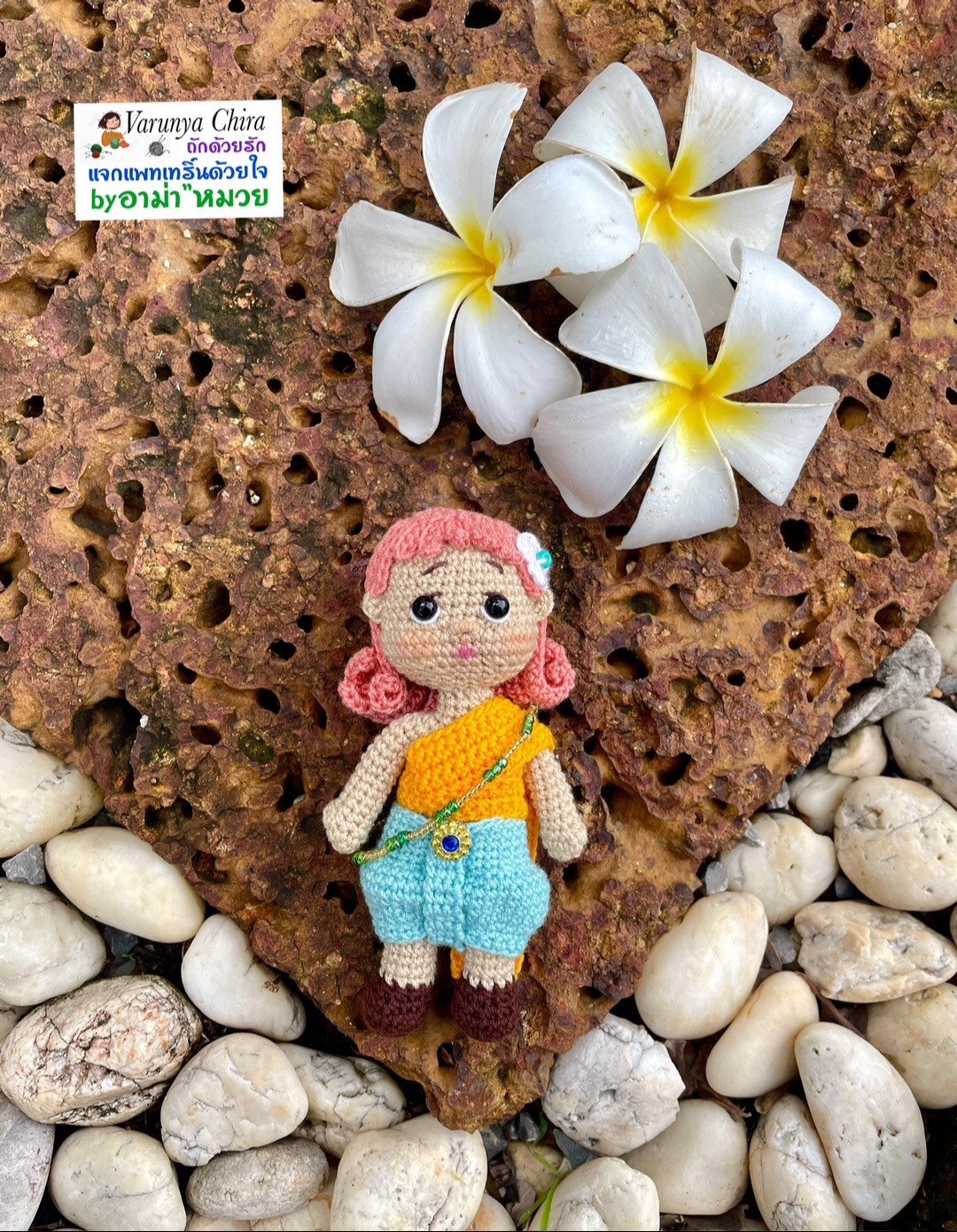 Chart móc búp bê Phra Mae, tóc hồng mặc trang phục truyền thống