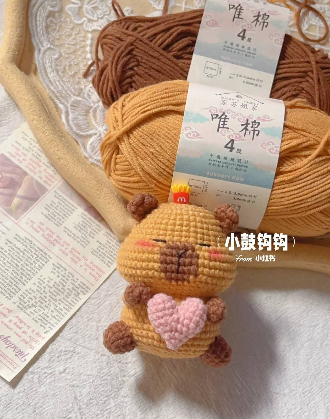 Chart móc Capybara ôm tim dễ thương, len màu vàng và nâu