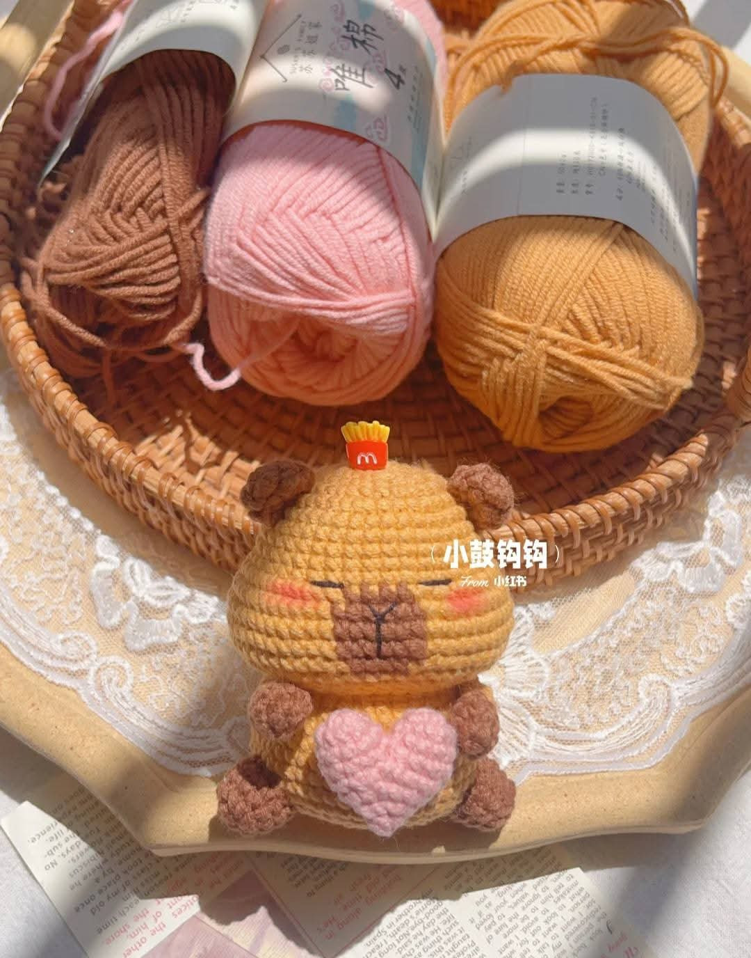 Chart móc Capybara ôm tim dễ thương, len màu vàng và nâu