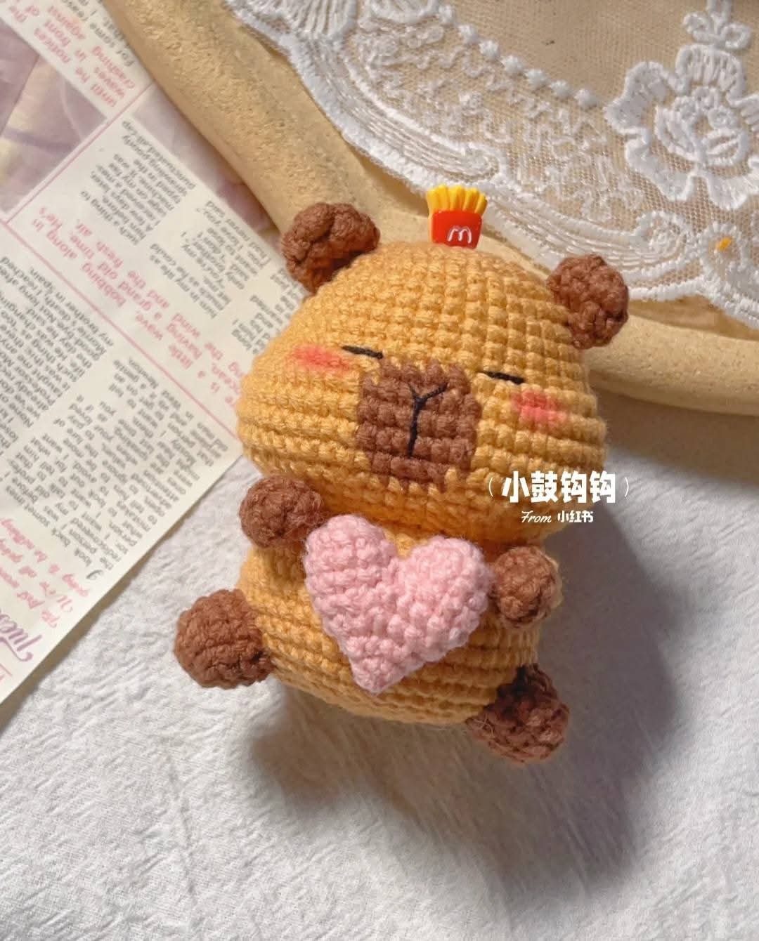 Chart móc Capybara ôm tim dễ thương, len màu vàng và nâu