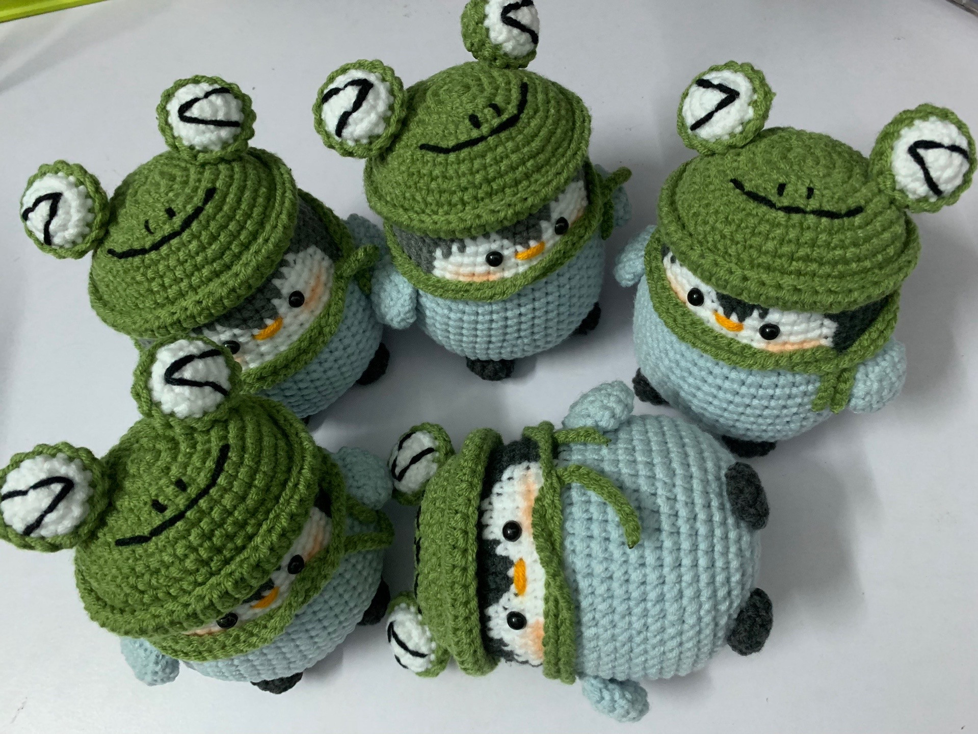 Chart móc chim cánh cụt đội nón ếch