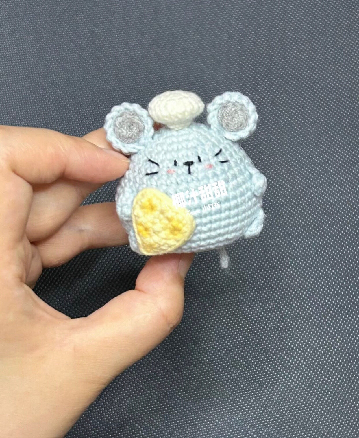 Chart móc chuột nhỏ màu xanh dễ thương cầm bánh mì