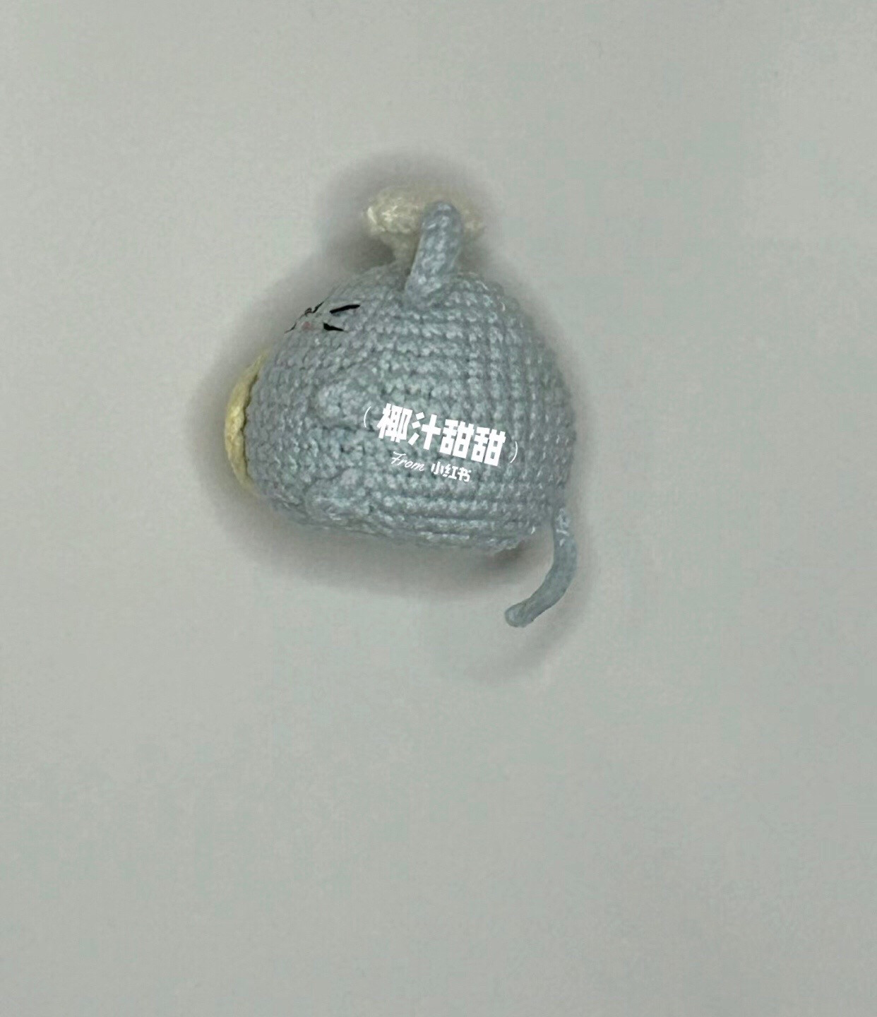 Chart móc chuột nhỏ màu xanh dễ thương cầm bánh mì