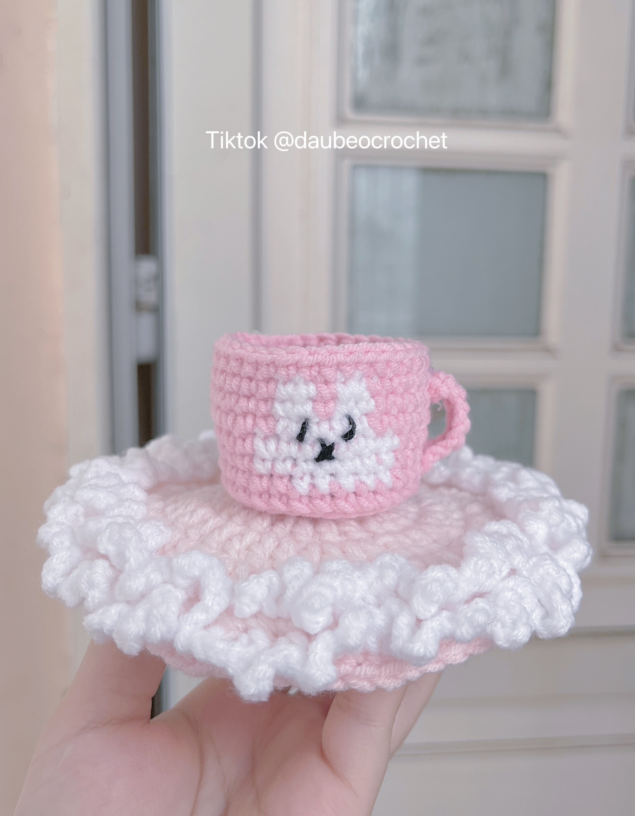 Chart móc cốc len mặt thỏ màu hồng và xanh