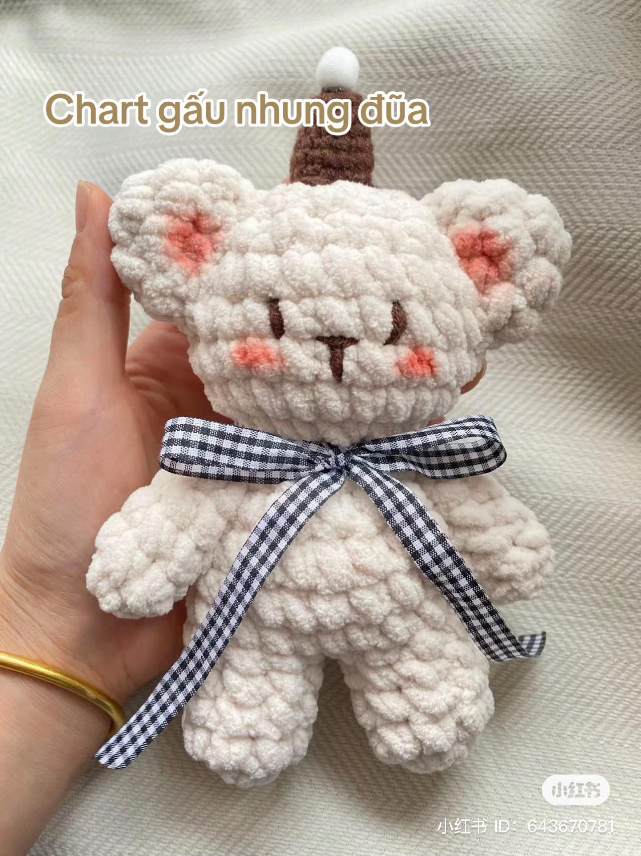 Chart móc gấu bông nhung trắng đeo nơ