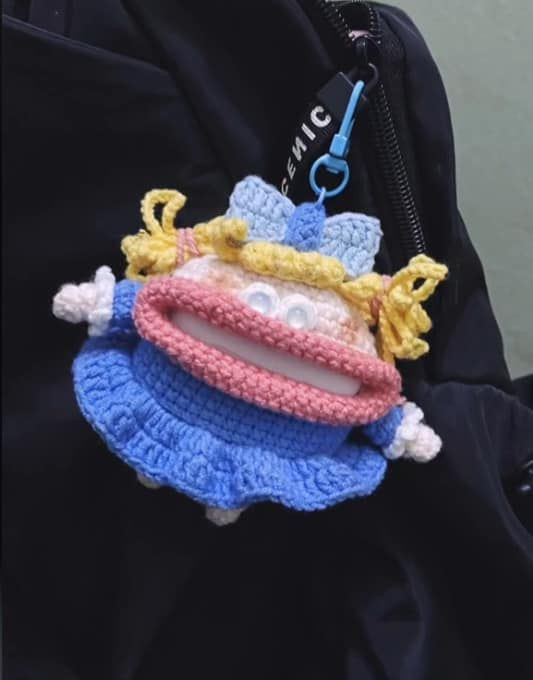 Chart móc hộp tai nghe và búp bê tóc vàng