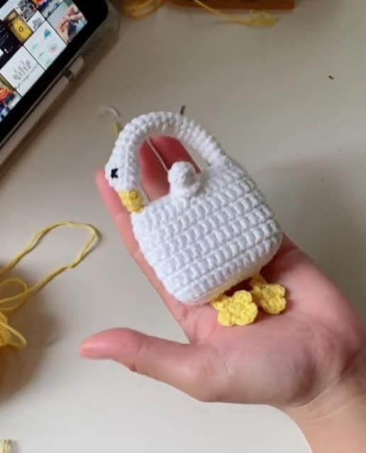 Chart móc hộp tai nghe và búp bê tóc vàng