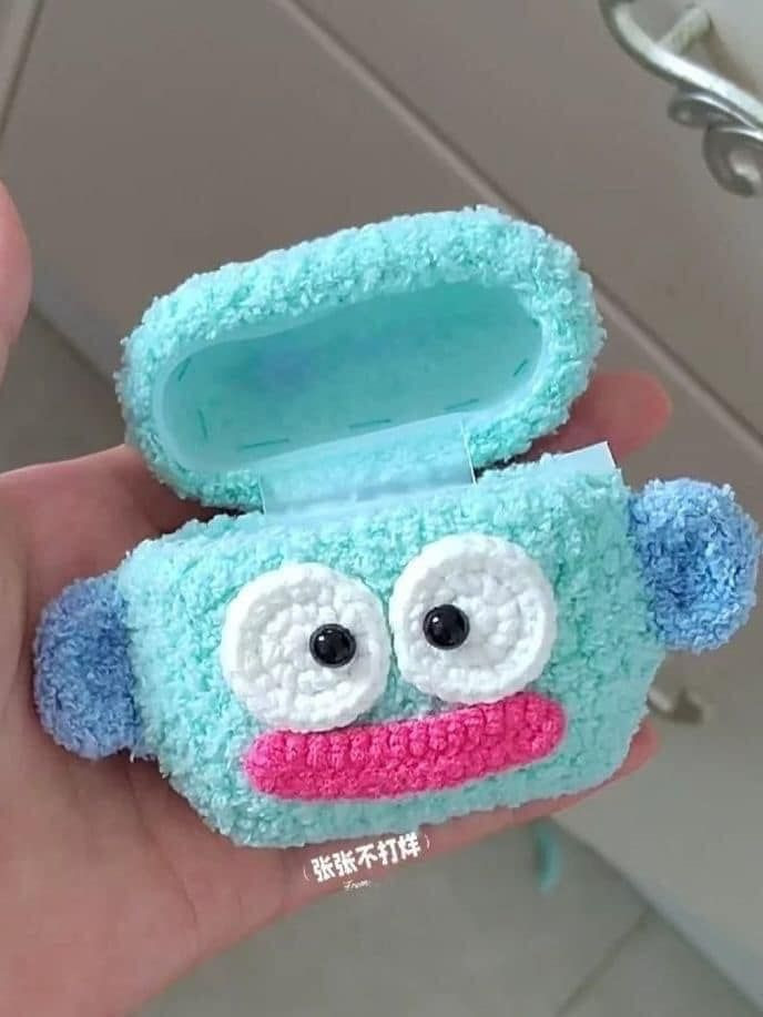 Chart móc hộp tai nghe và búp bê tóc vàng