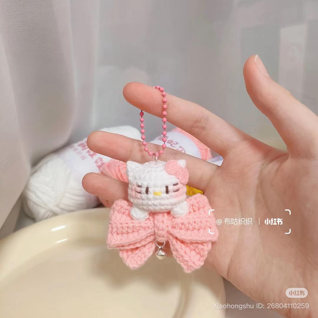 Chart móc Kitty ôm nơ hồng trắng dễ thương