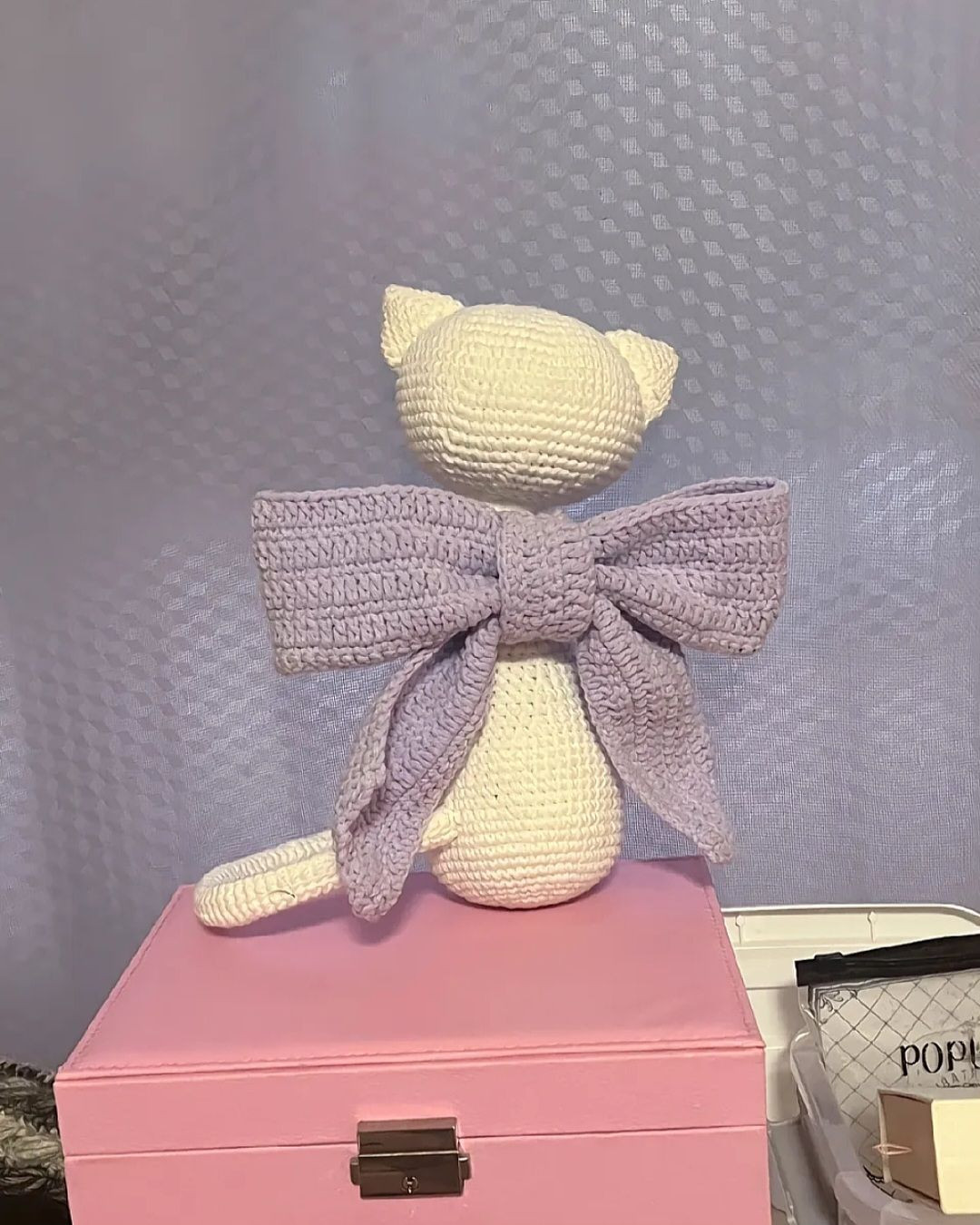 Chart Móc Len Bạn Gái Mèo Tom Màu Kem Và Nơ Tím