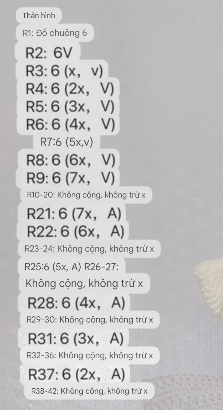 Chart Móc Len Bạn Gái Mèo Tom Màu Kem Và Nơ Tím