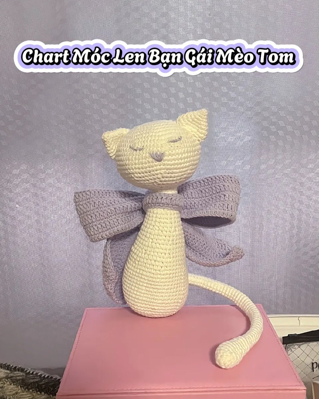 Chart Móc Len Bạn Gái Mèo Tom Màu Kem Và Nơ Tím