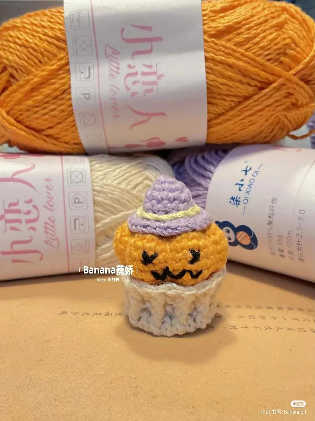 Chart móc len Bánh Bí Ngô Halloween dễ thương với mũ phù thủy màu tím và vàng