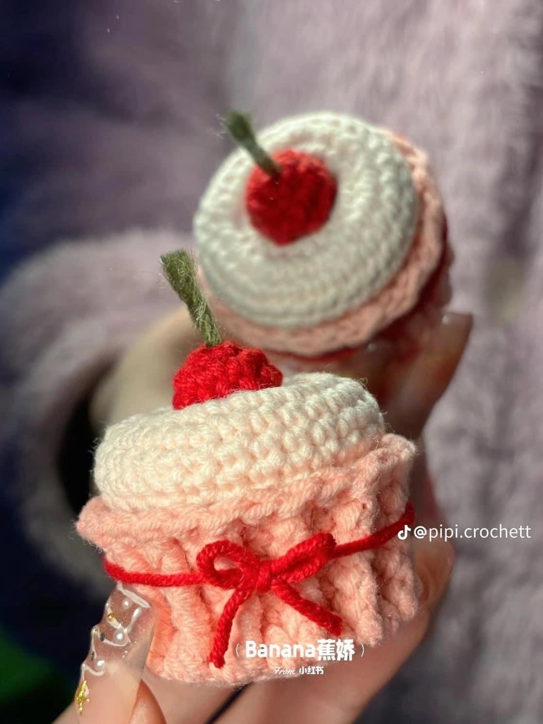 Chart móc len bánh cherry hồng trắng với quả cherry đỏ