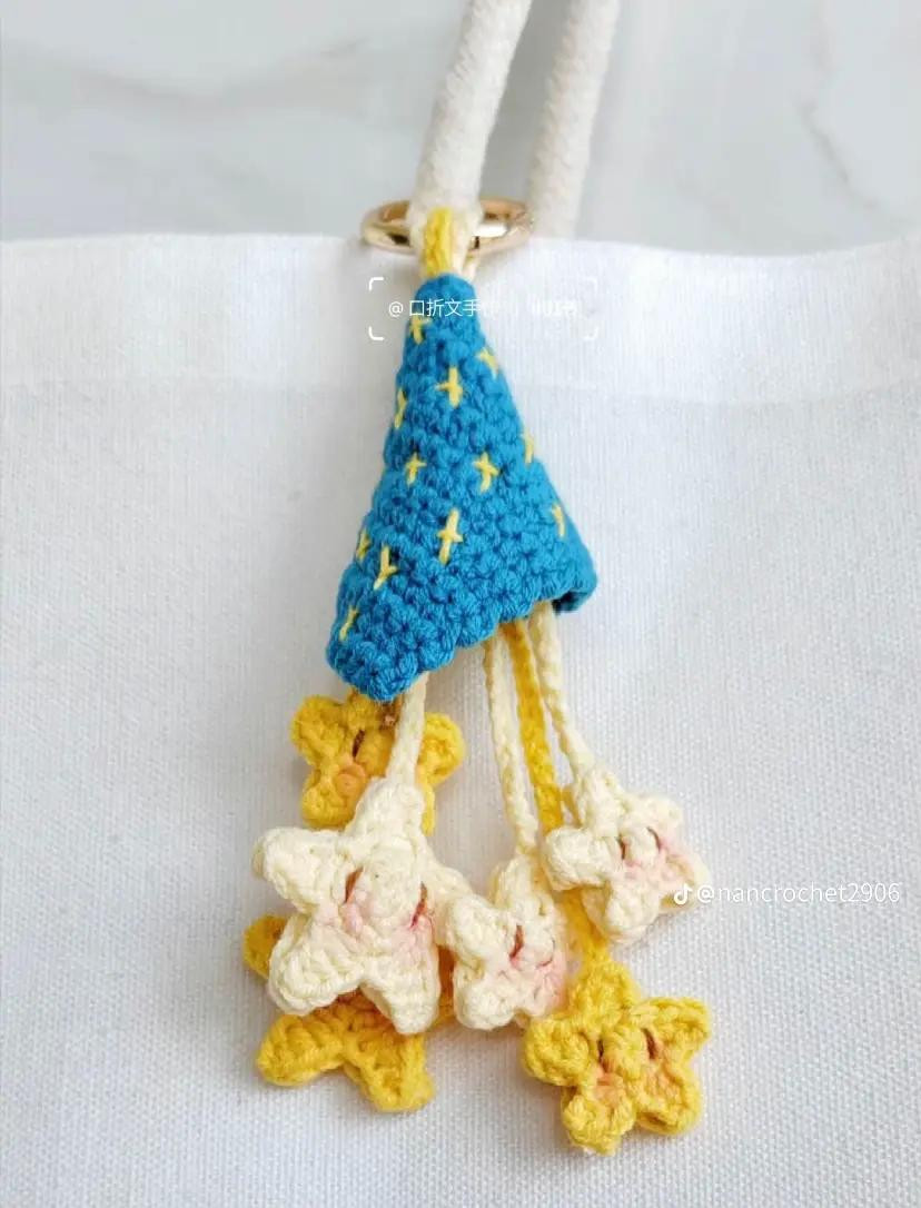 Chart móc len Bầu trời sao: Hướng dẫn chi tiết cách làm móc treo hình chóp xanh dương với các ngôi sao nhỏ màu vàng và kem