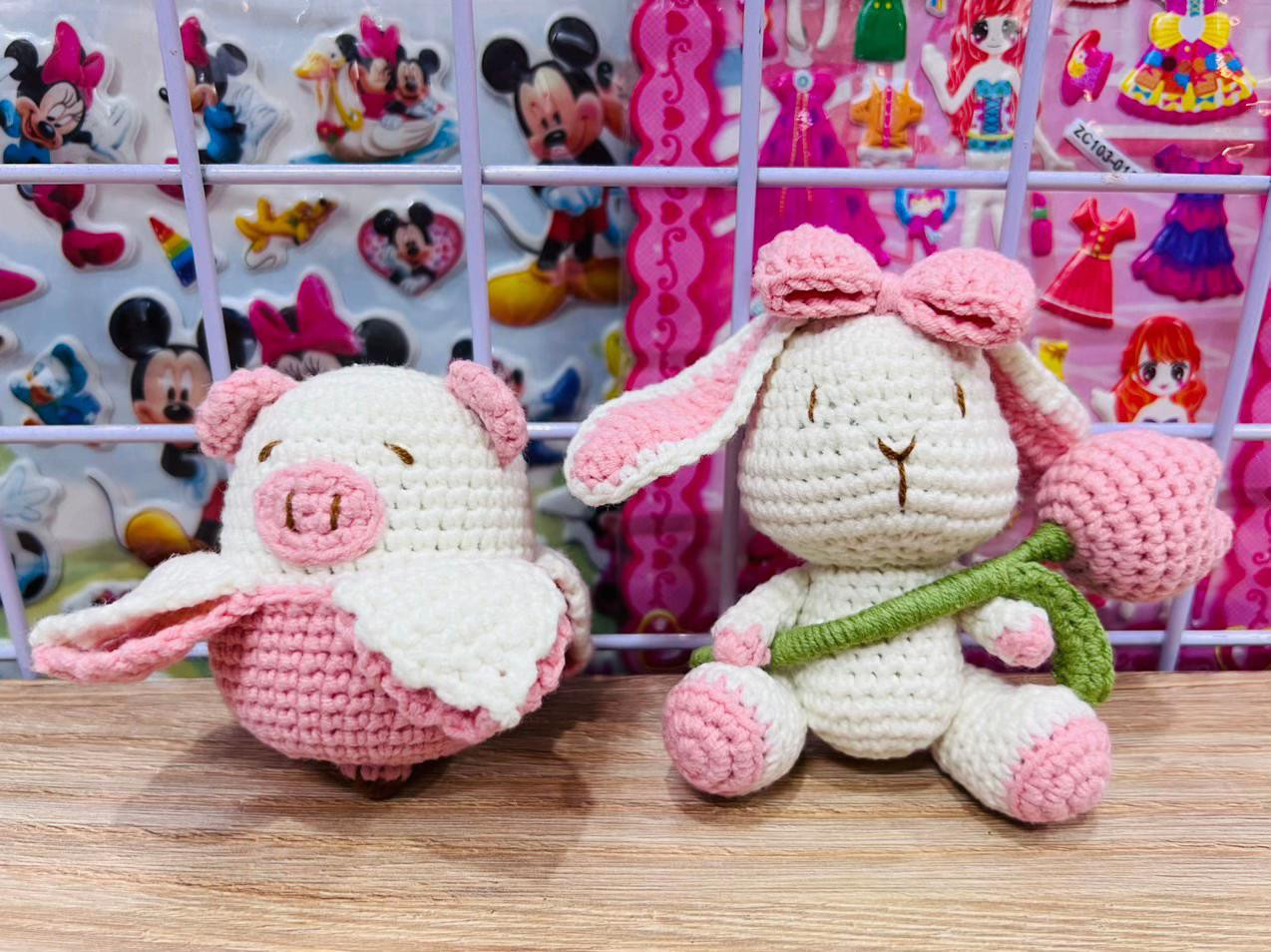 Chart móc len bé thỏ cầm hoa tulip màu hồng trắng dễ thương