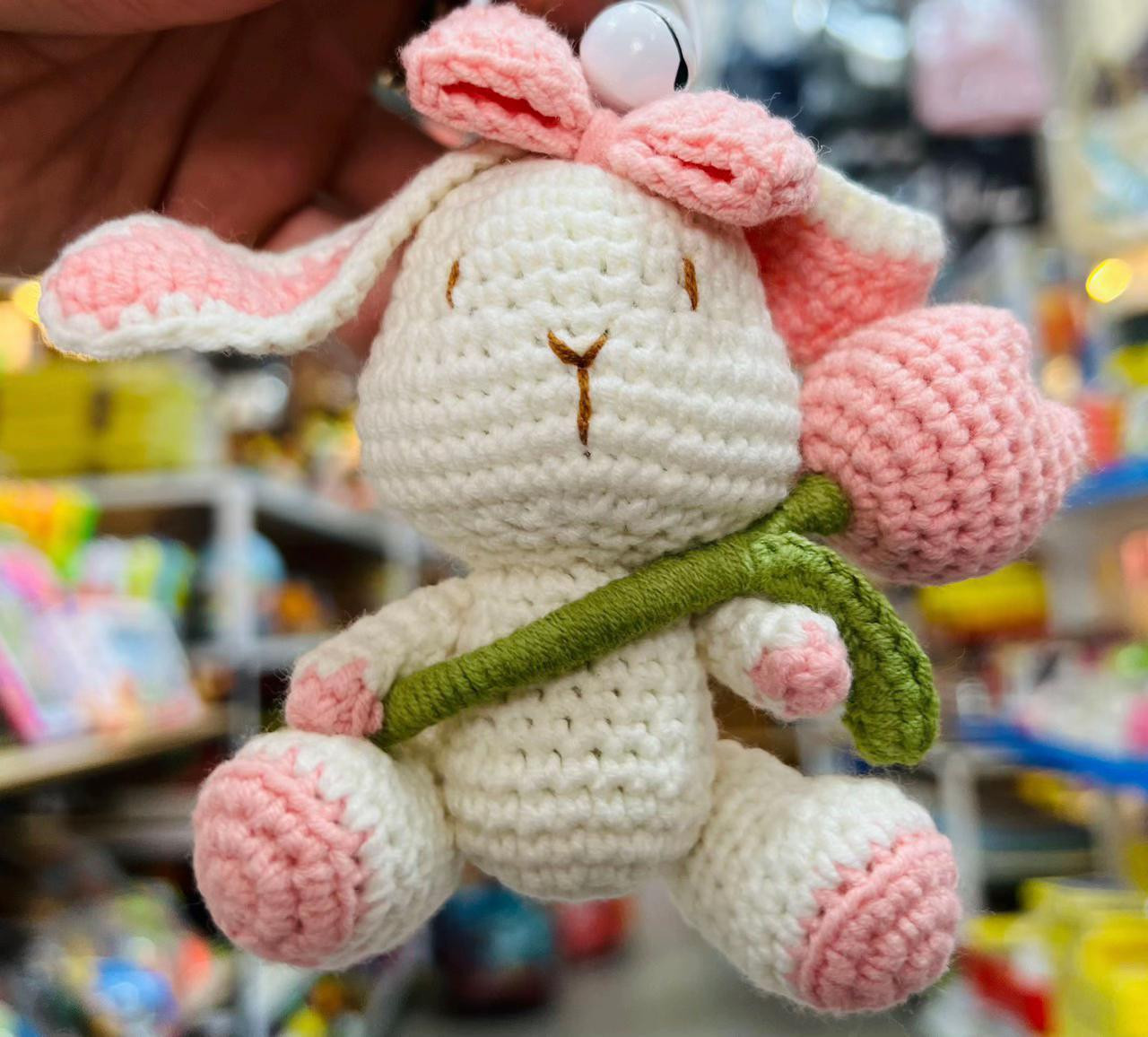 Chart móc len bé thỏ cầm hoa tulip màu hồng trắng dễ thương