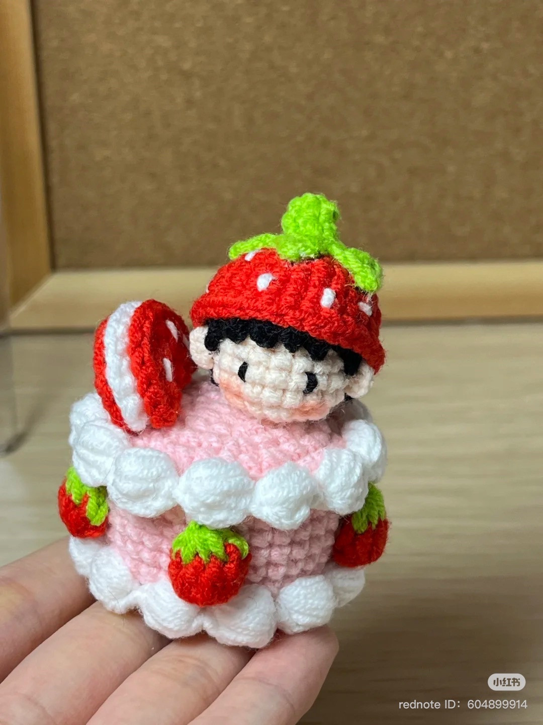 Chart móc len búp bê bánh kem dâu mini dễ thương