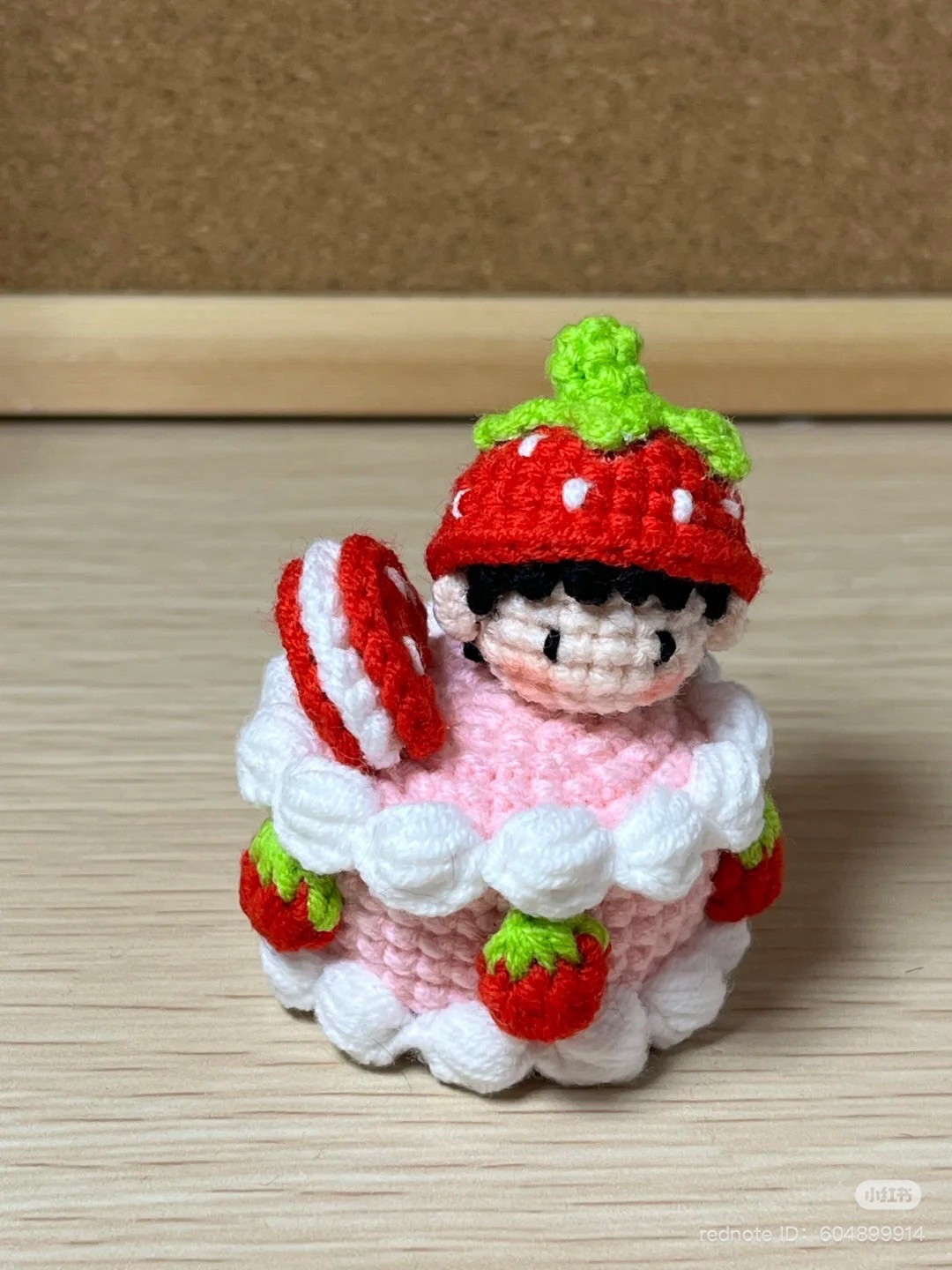 Chart móc len búp bê bánh kem dâu mini dễ thương