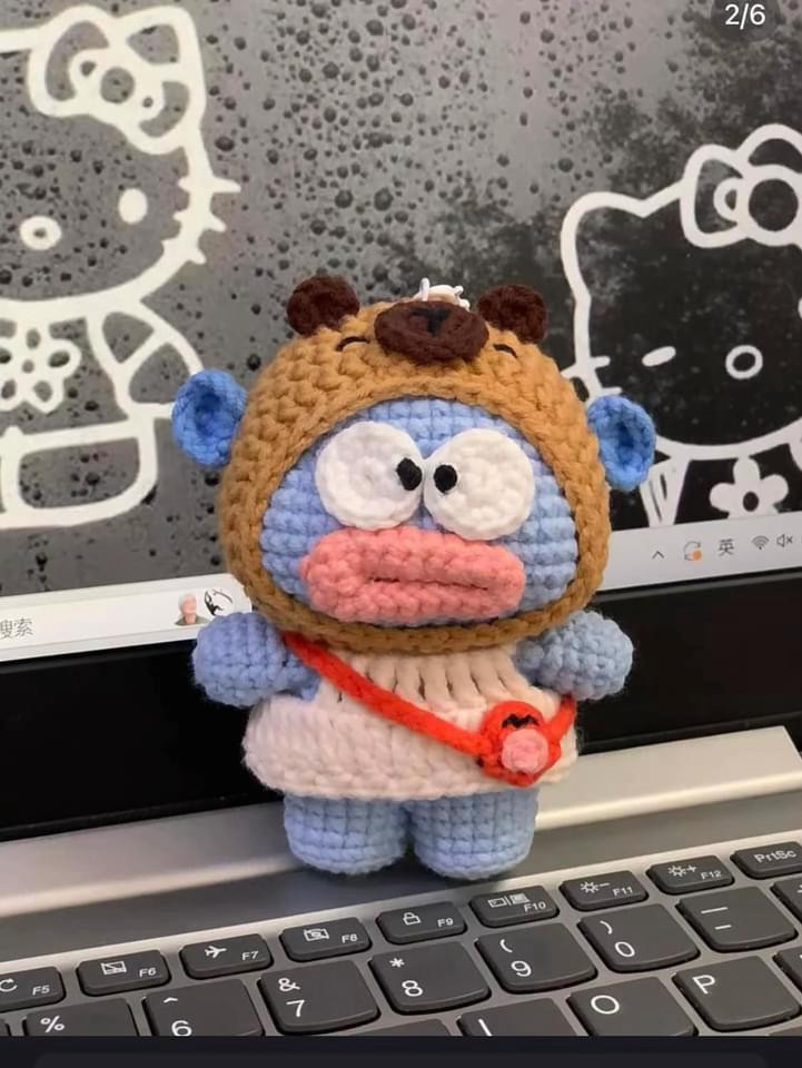 Chart móc len búp bê cá hề đội mũ Capybara