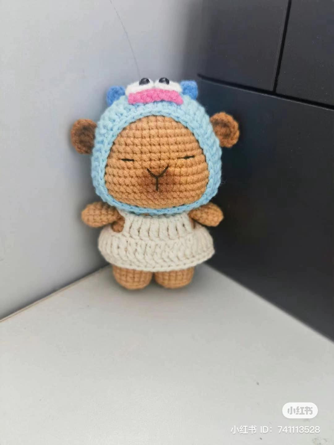 Chart móc len búp bê cá hề đội mũ Capybara