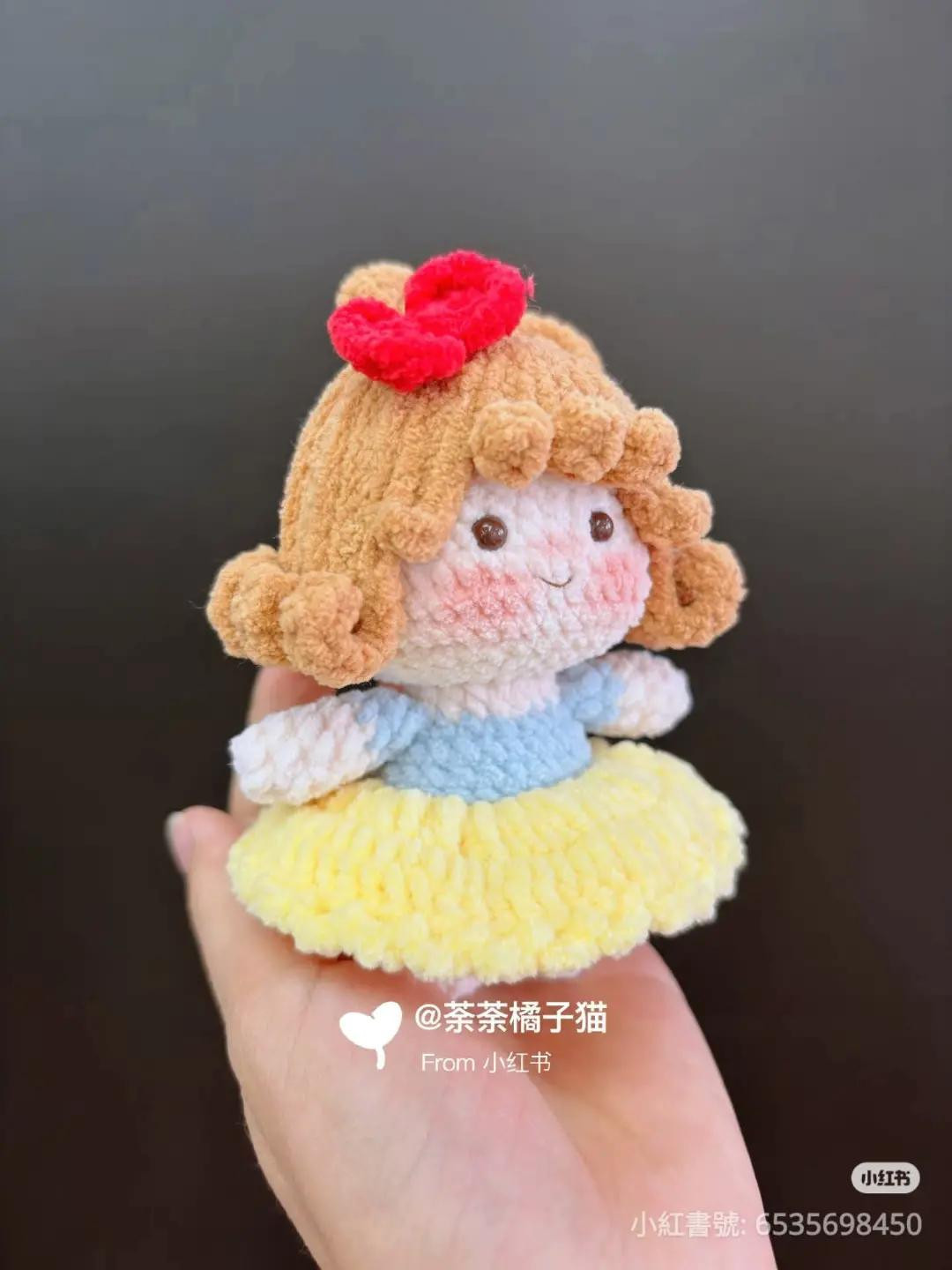 Chart móc len búp bê công chúa đáng iu tóc nâu váy vàng