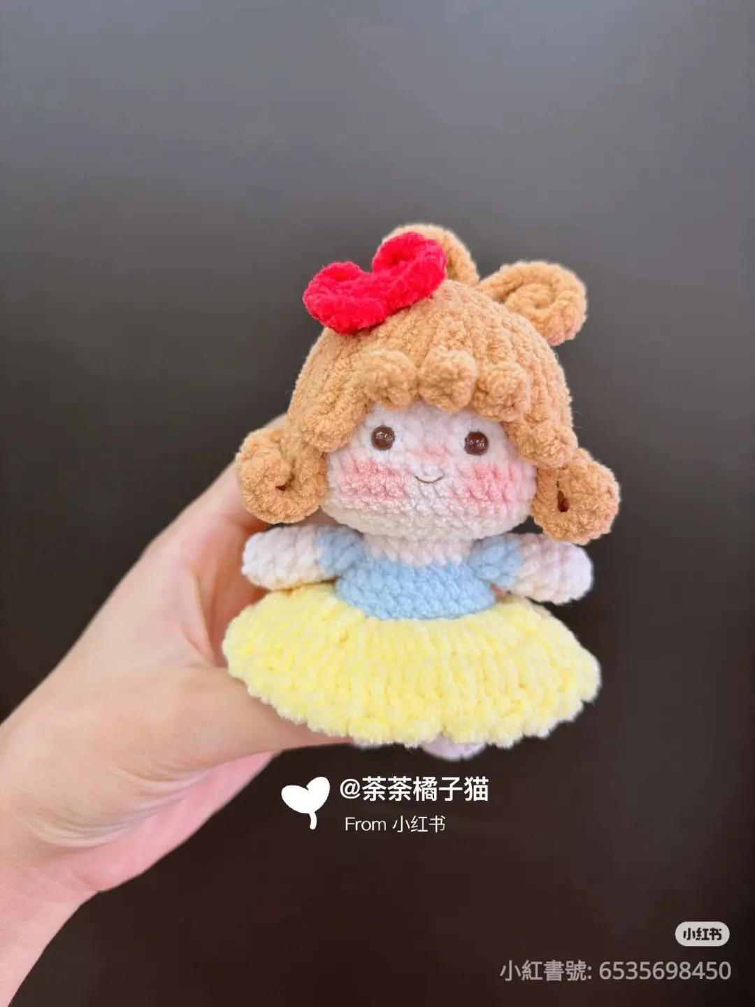 Chart móc len búp bê công chúa đáng iu tóc nâu váy vàng