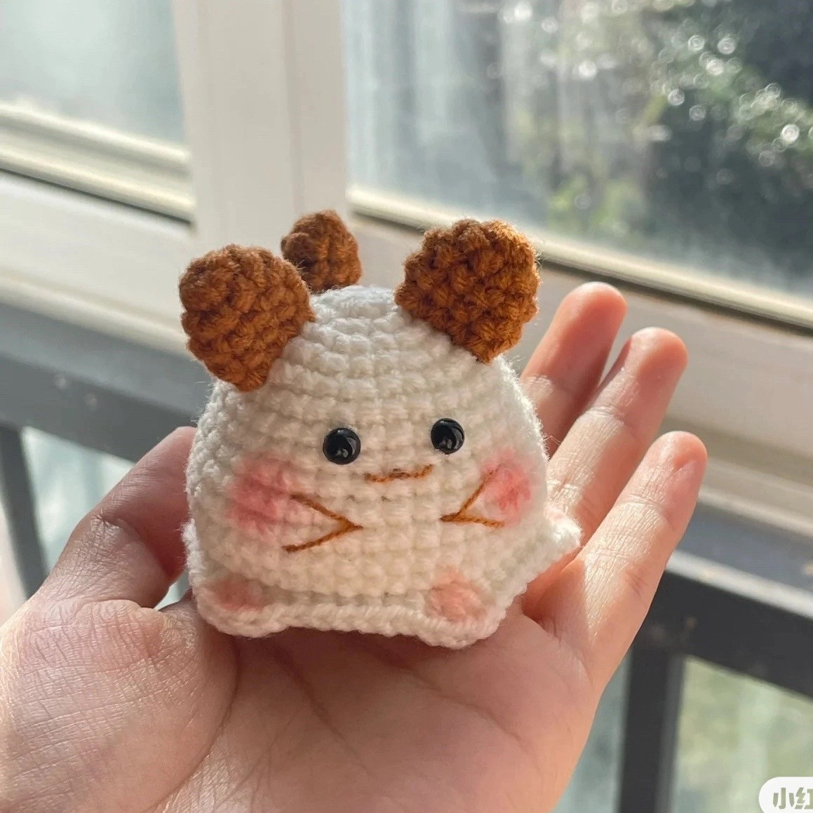 Chart Móc Len Búp bê Cún Con Trắng Tai Nâu Dễ Thương