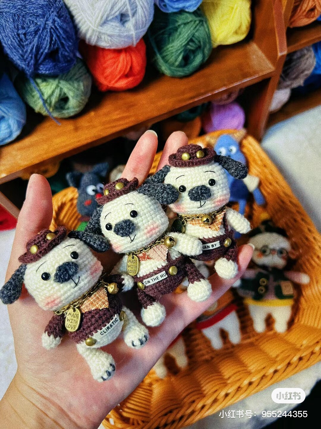 Chart móc len búp bê cún dễ thương mặc trang phục