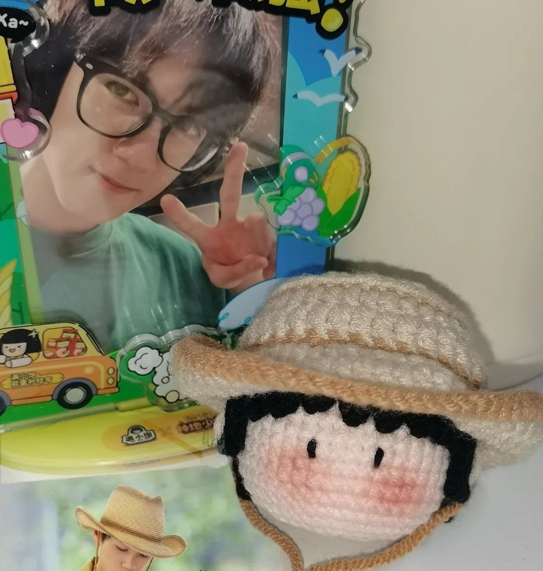 Chart móc len búp bê đội mũ rơm màu be và nâu