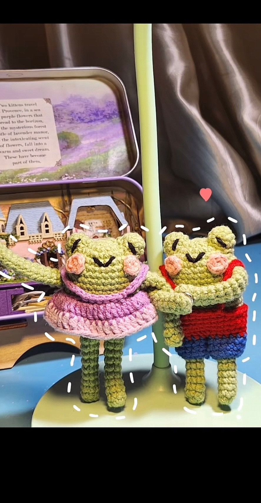 Chart móc len búp bê ếch tay gài màu xanh dễ thương