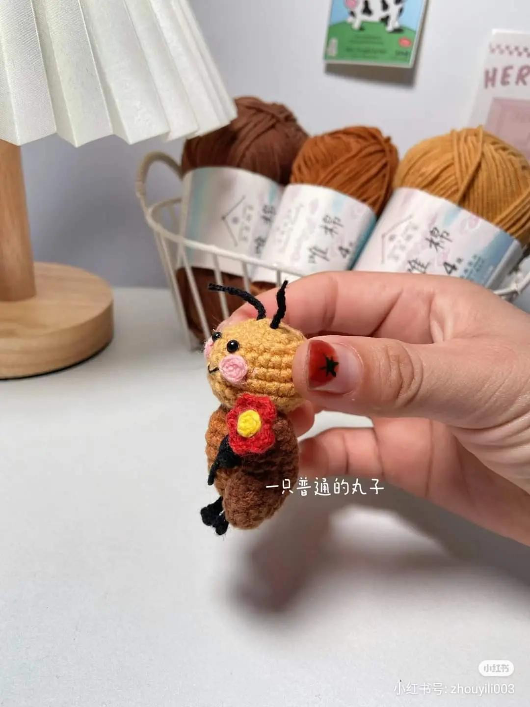 Chart móc len Búp bê gián cute màu nâu vàng cầm hoa đỏ