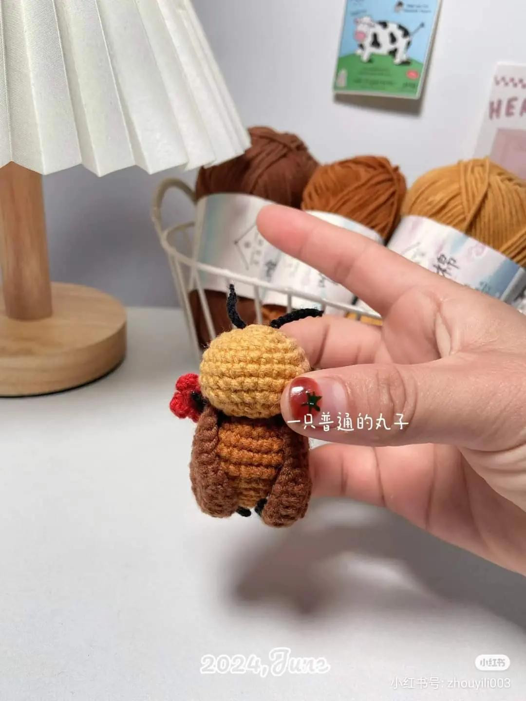 Chart móc len Búp bê gián cute màu nâu vàng cầm hoa đỏ