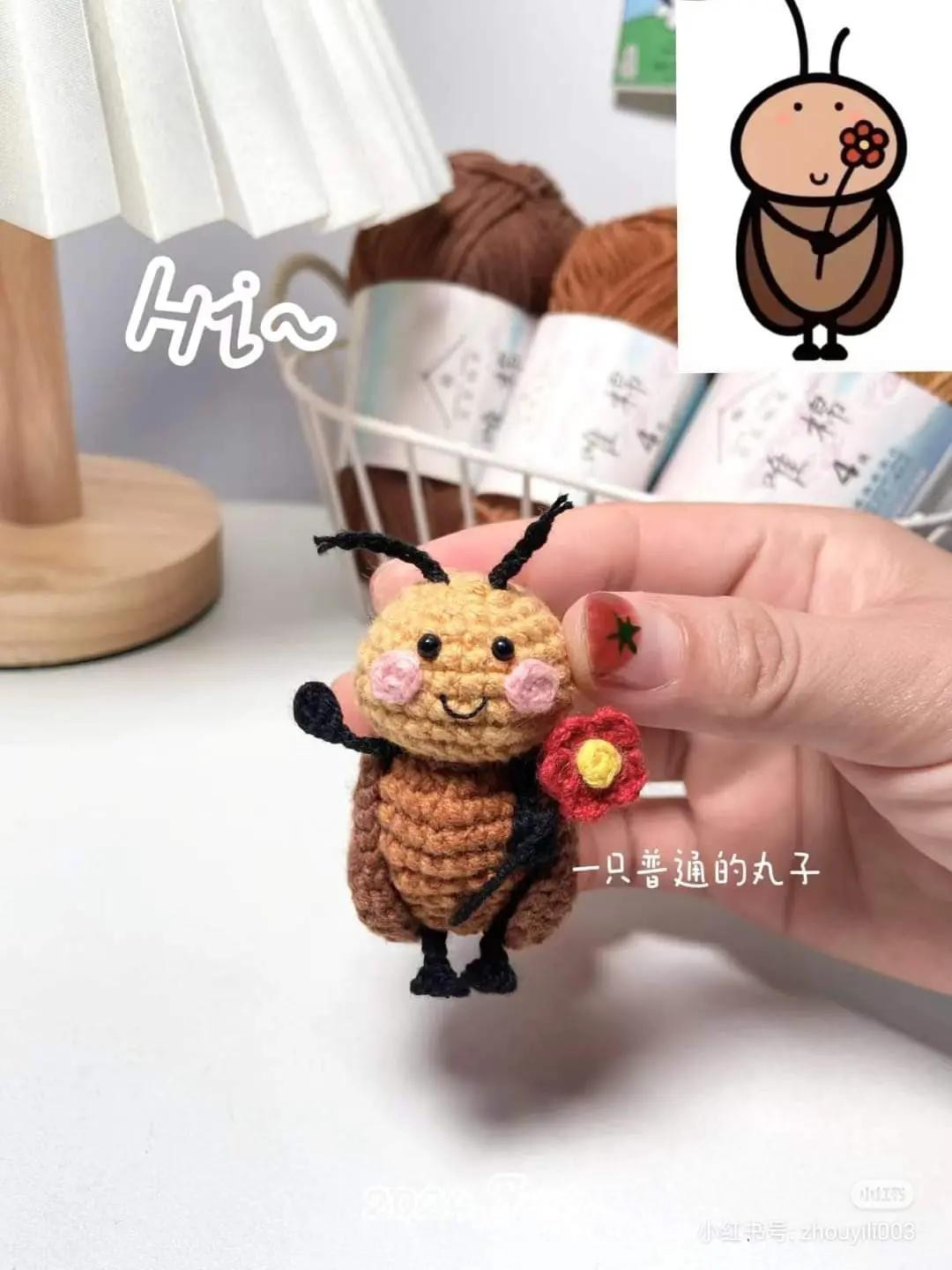 Chart móc len Búp bê gián cute màu nâu vàng cầm hoa đỏ