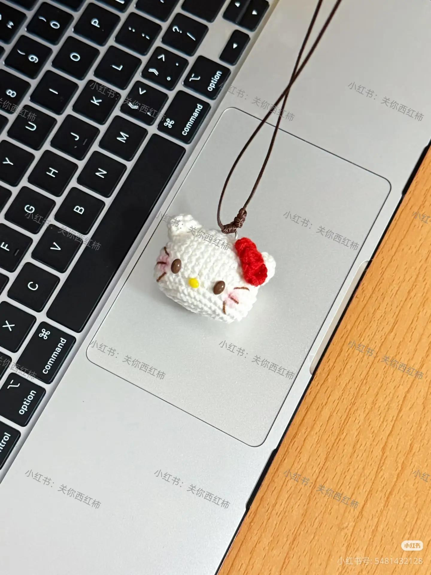 Chart móc len búp bê Hello Kitty mặt trắng nơ đỏ