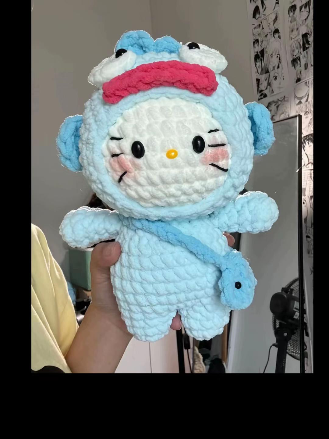 Chart móc len búp bê Hello Kitty trang phục cá heo xanh
