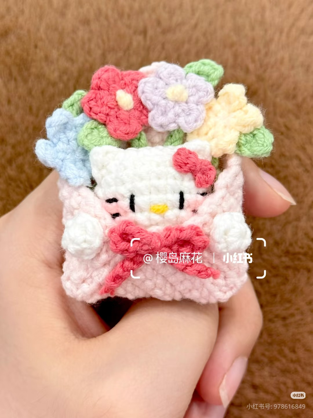 Chart móc len búp bê Hello Kitty trong giỏ hoa hồng dễ thương
