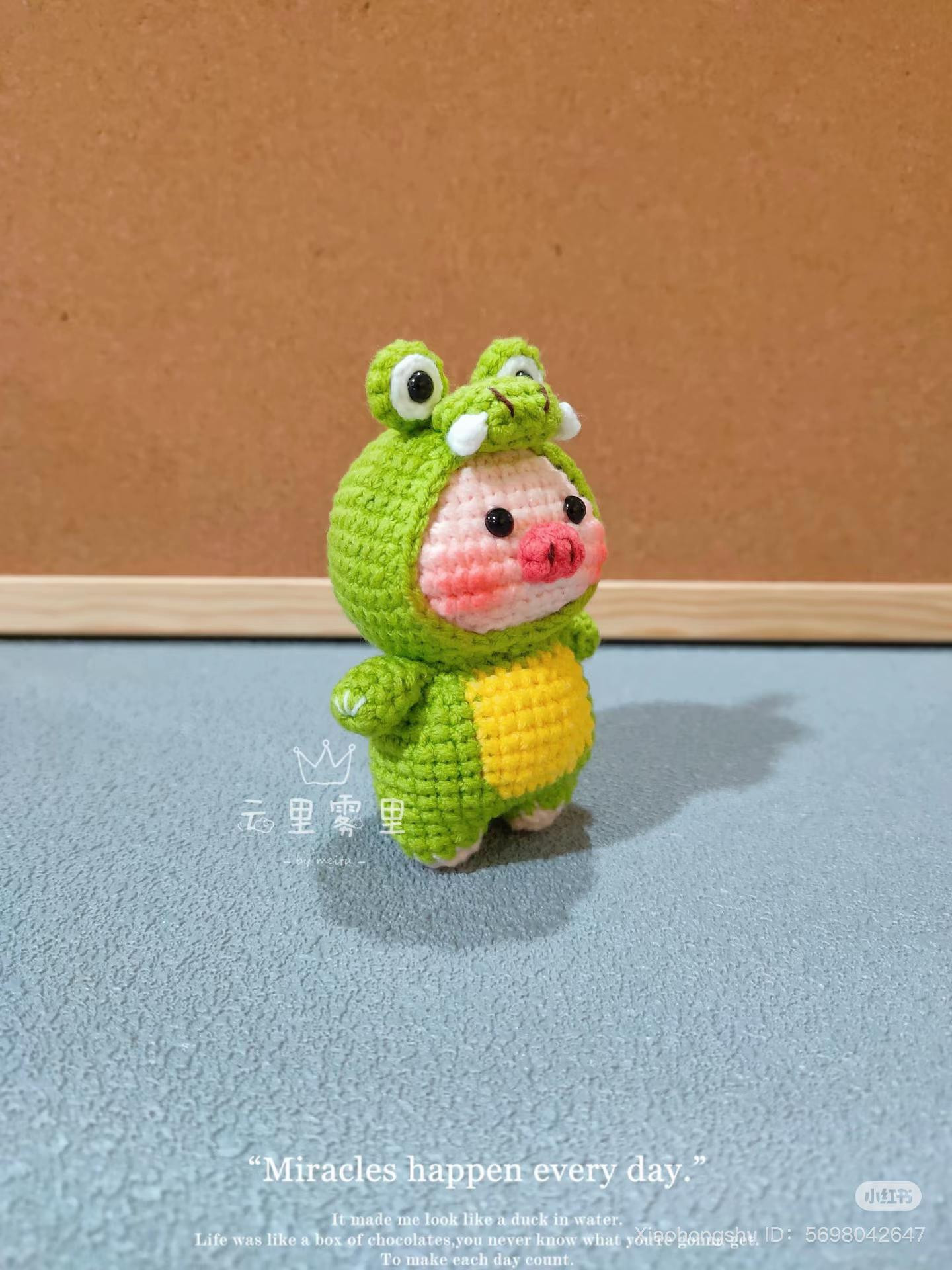 Chart móc len búp bê Heo mặc đồ Cá Sấu xanh