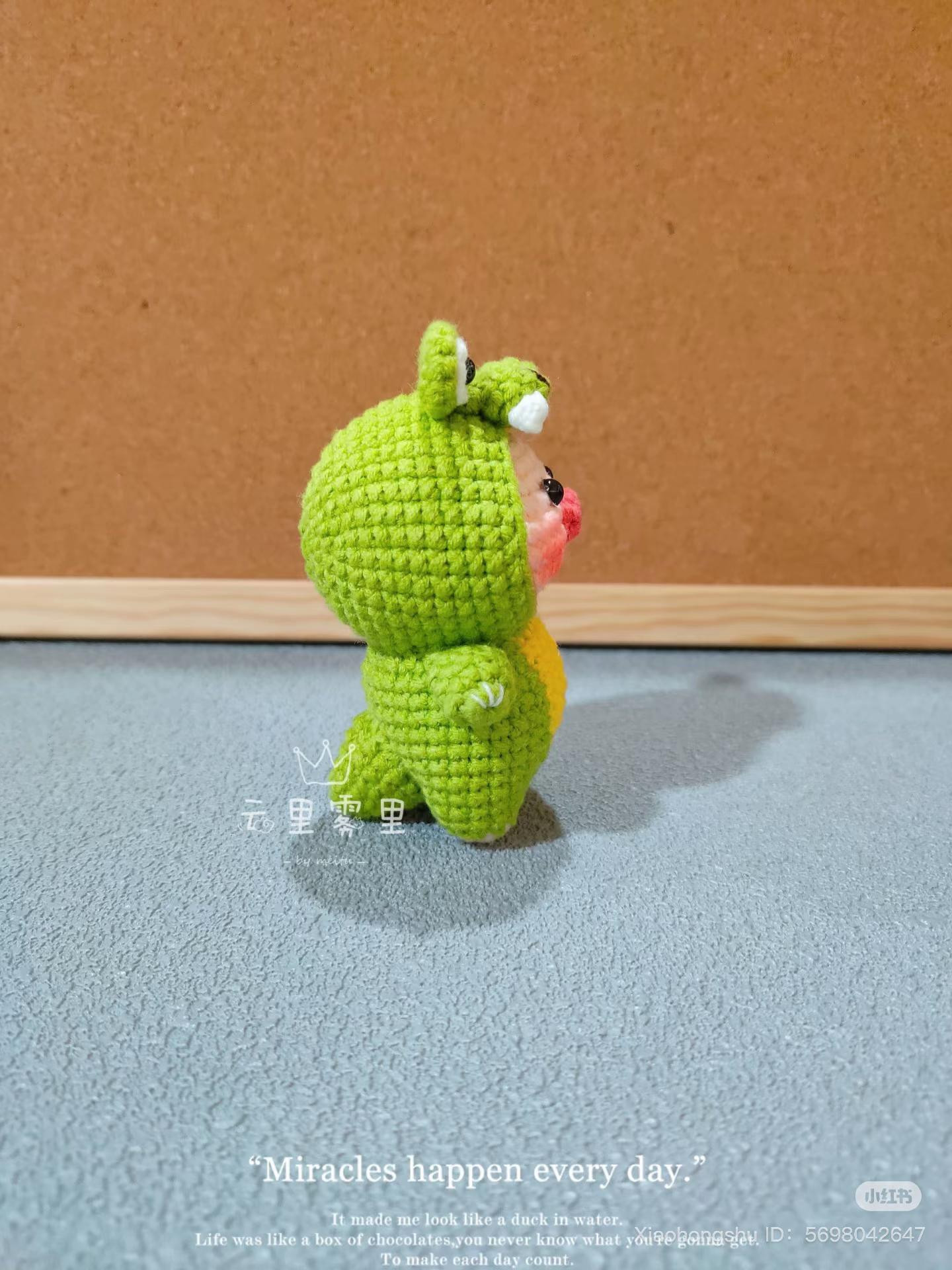 Chart móc len búp bê Heo mặc đồ Cá Sấu xanh