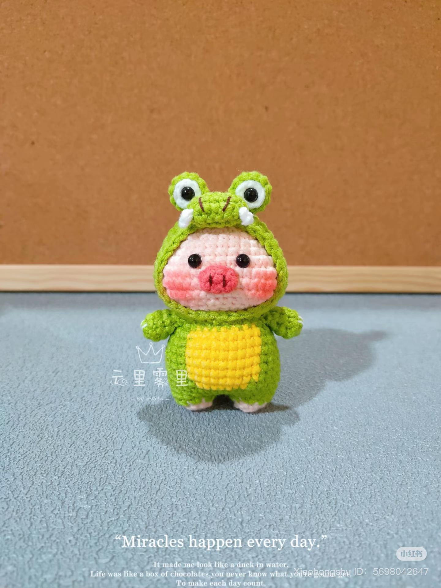 Chart móc len búp bê Heo mặc đồ Cá Sấu xanh