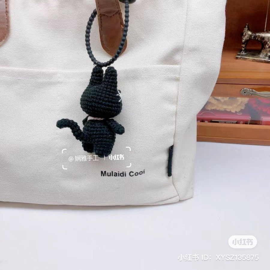 Chart móc len búp bê mèo đen đeo túi hồng