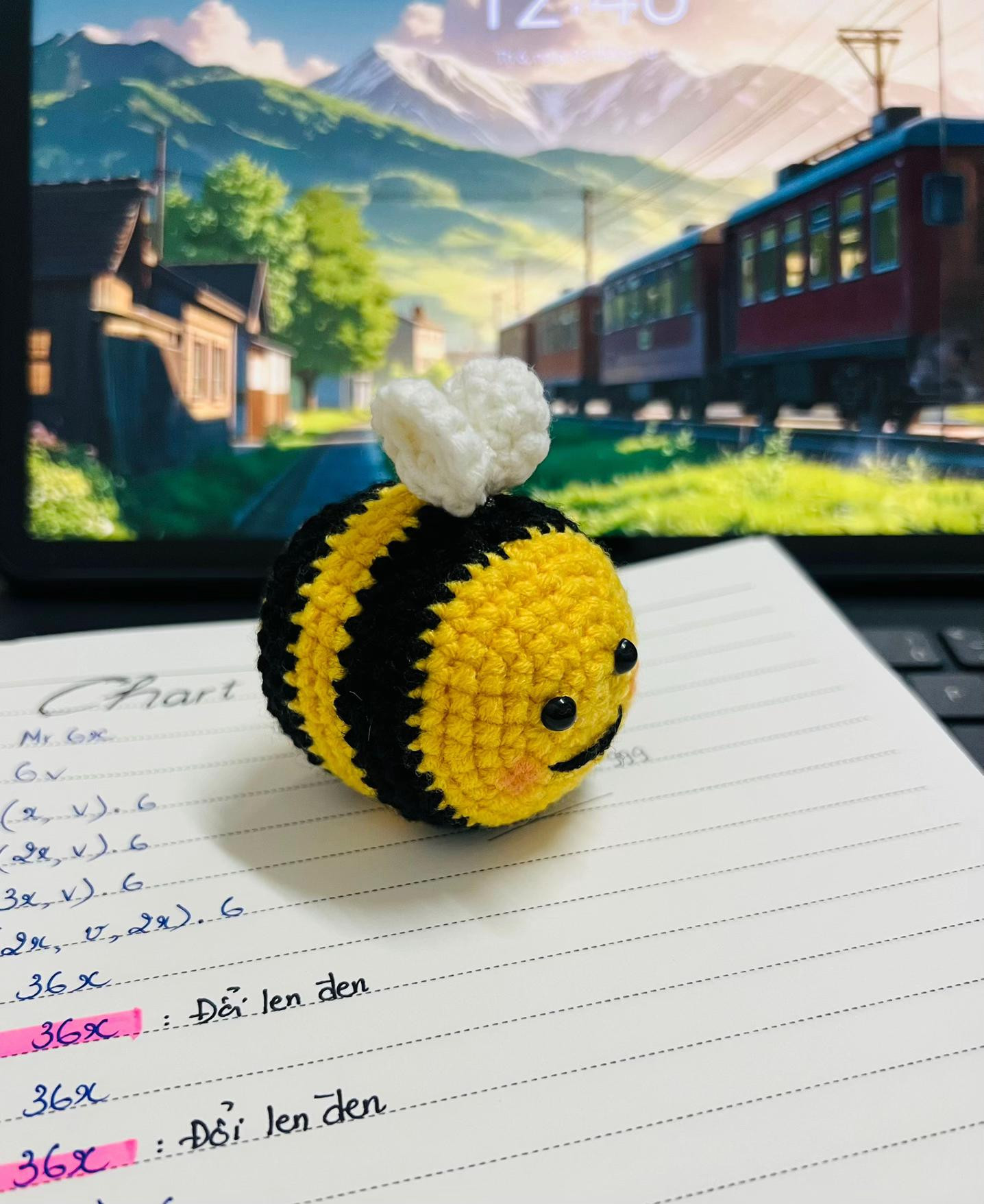 Chart móc len búp bê ong mật vàng đen dễ thương