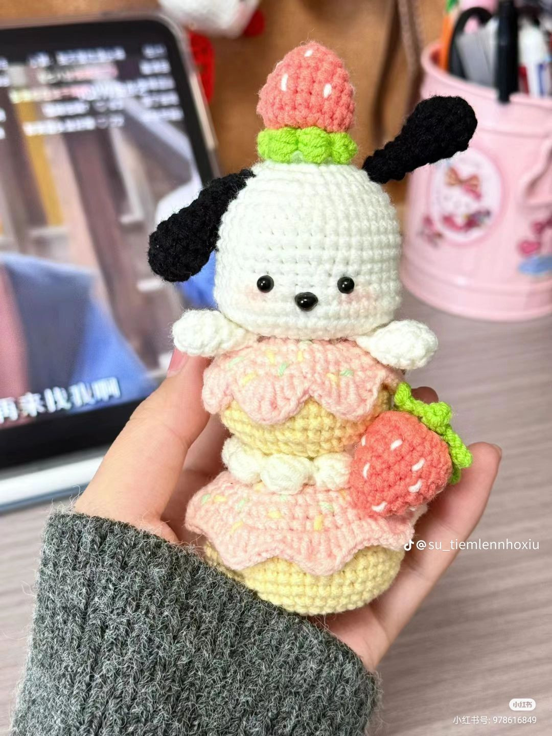 Chart móc len búp bê Pochacco trên bánh kem dâu tây