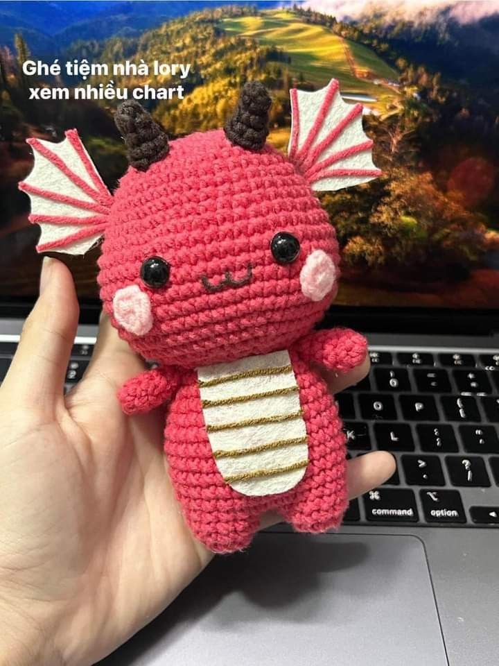 Chart móc len búp bê rồng Baby Dragon màu hồng dễ thương
