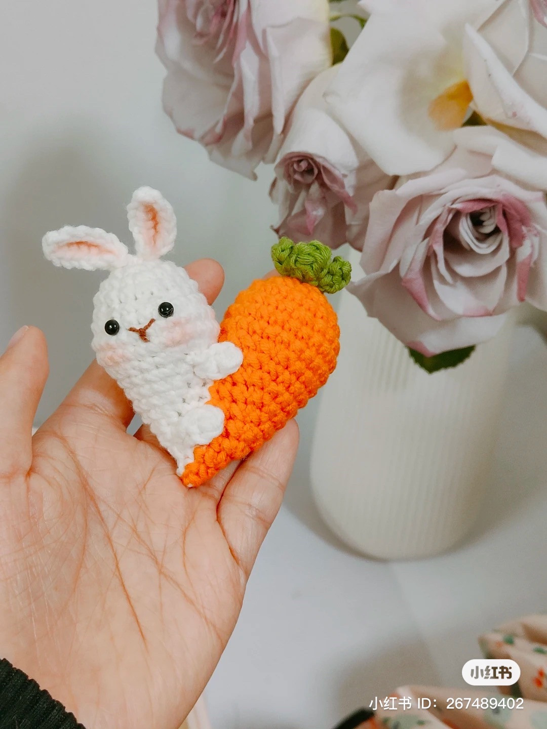 Chart móc len búp bê thỏ con ôm cà rốt dễ thương