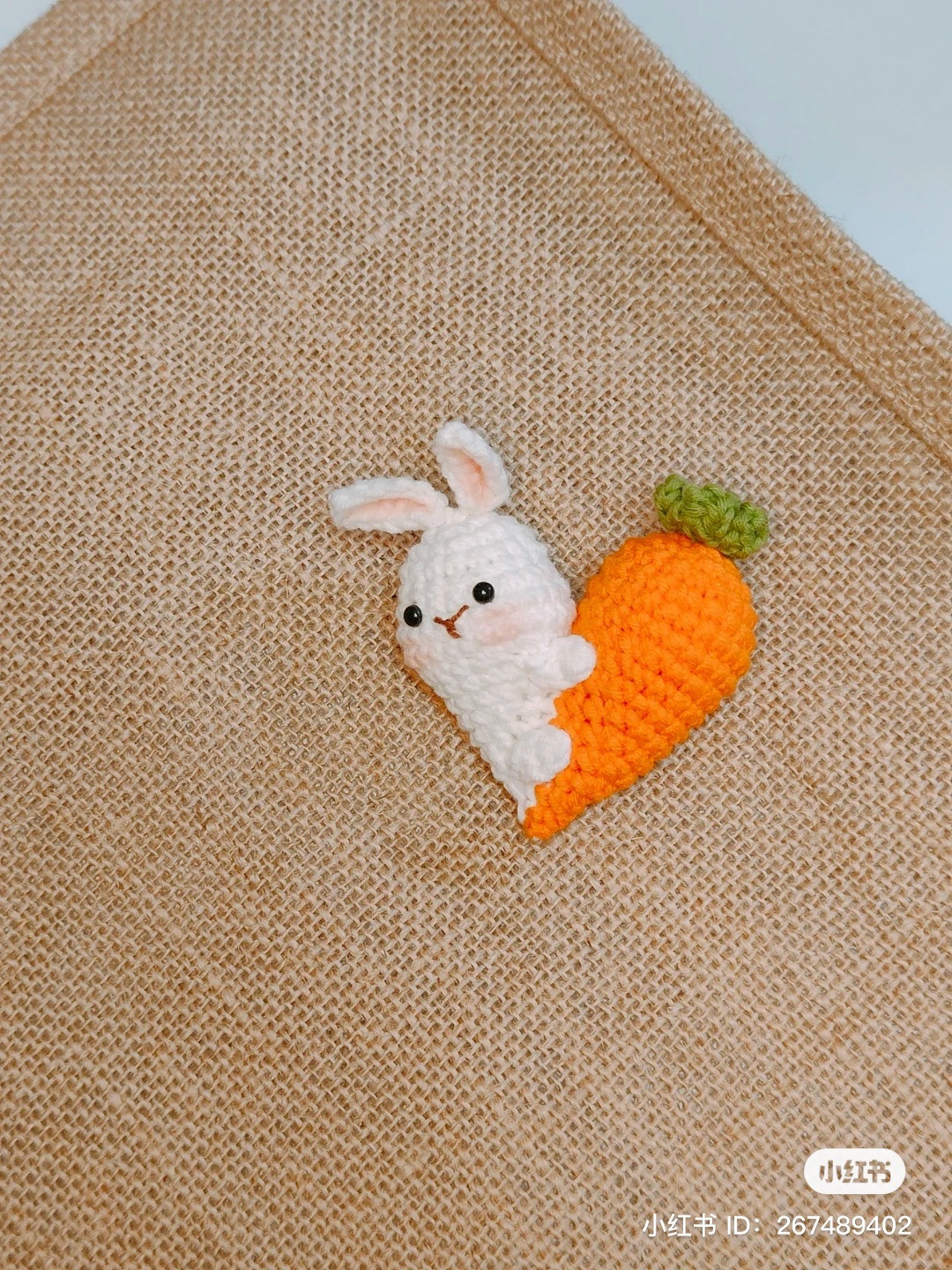 Chart móc len búp bê thỏ con ôm cà rốt dễ thương