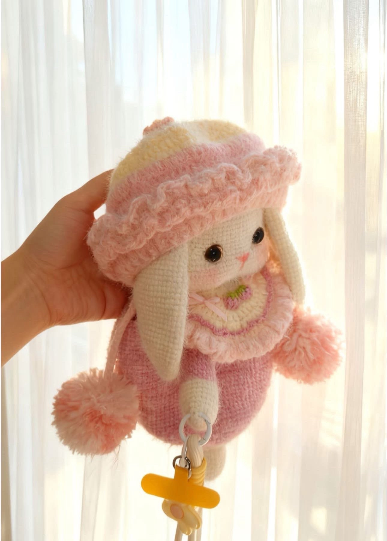 Chart móc len búp bê thỏ hồng đeo vai dễ thương