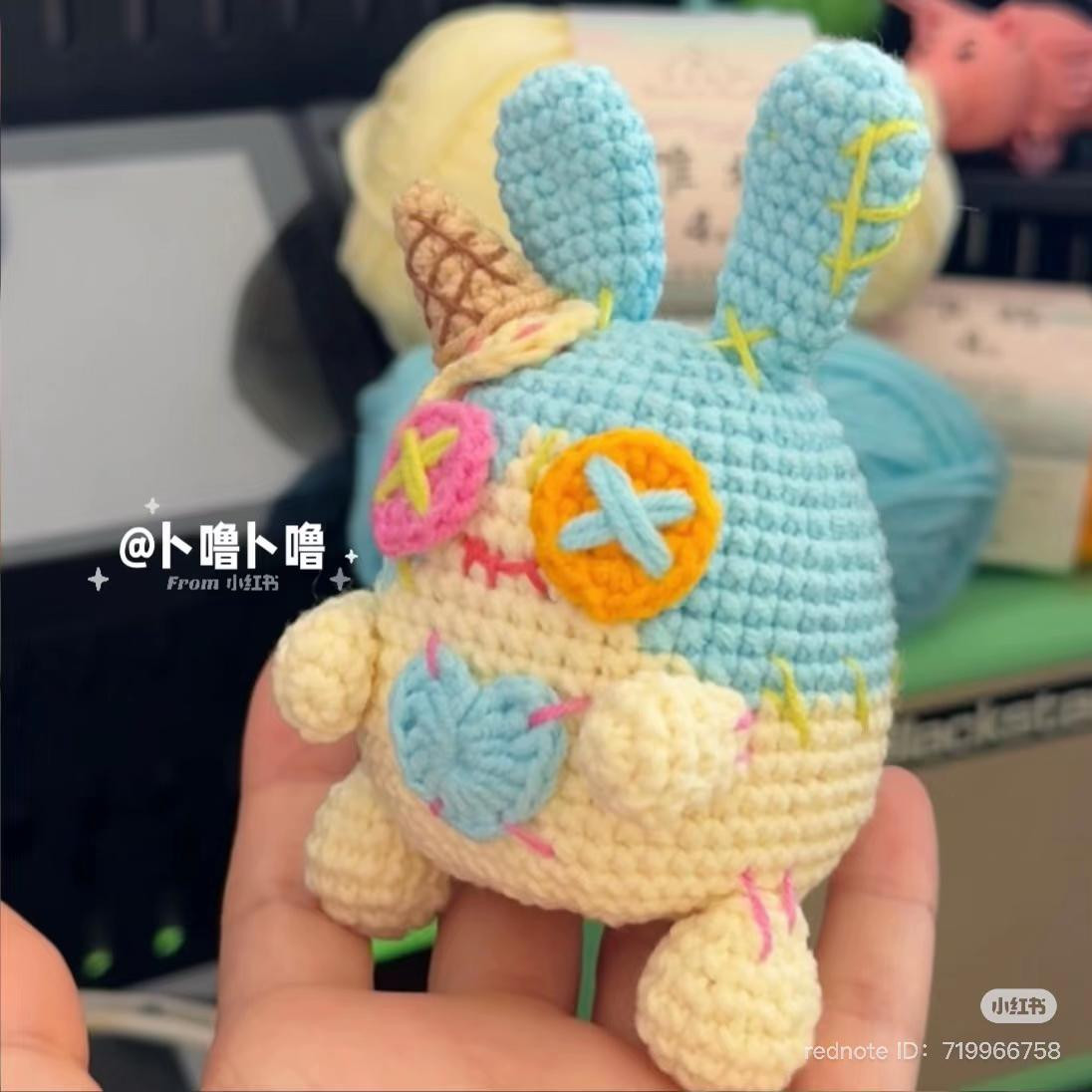 Chart móc len búp bê thỏ kẹo ngọt màu xanh và hồng