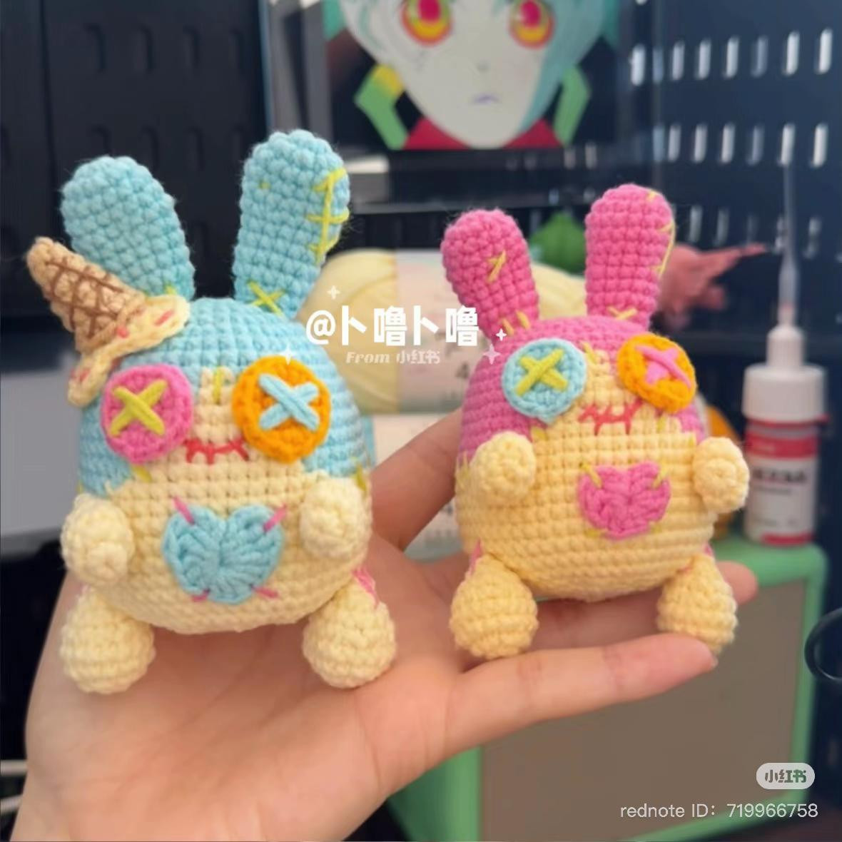 Chart móc len búp bê thỏ kẹo ngọt màu xanh và hồng