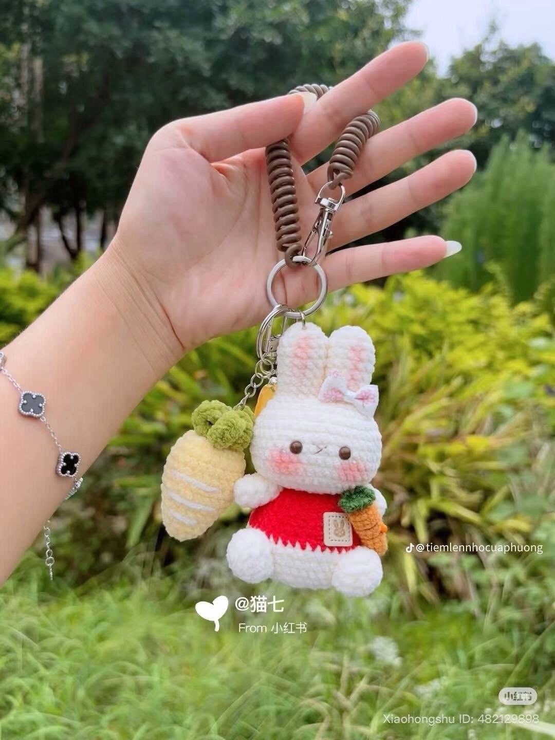 Chart móc len búp bê thỏ Miffy cầm cà rốt dễ thương